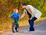 Легко и быстро: учим ребёнка кататься на двухколёсном велосипеде